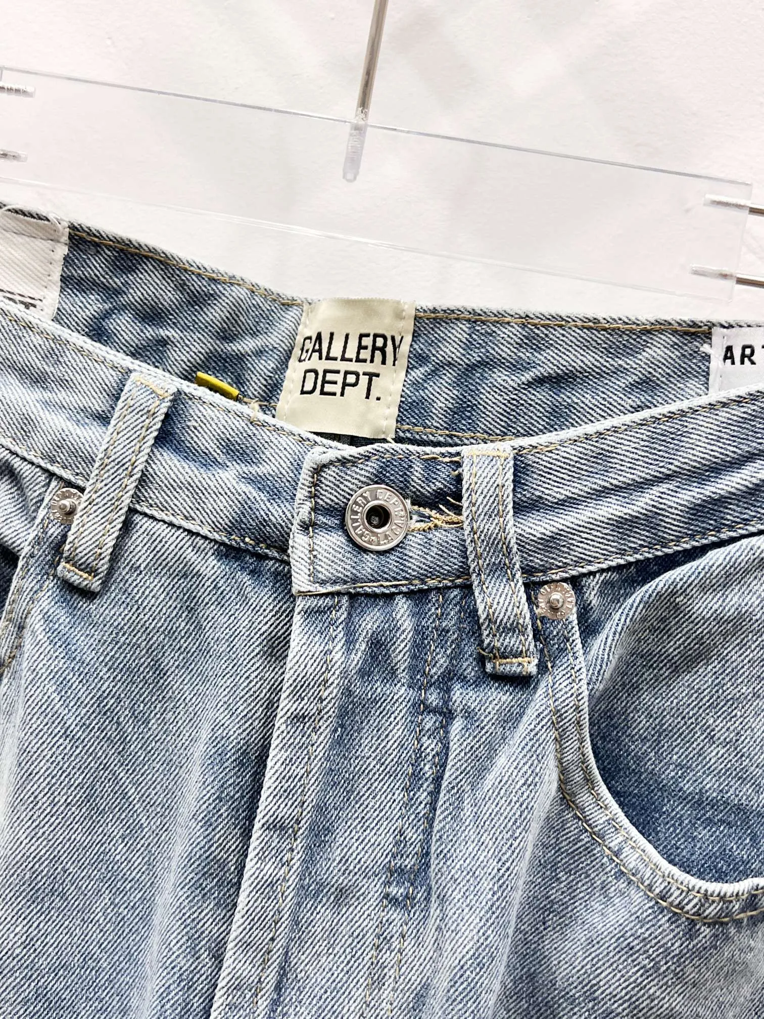 P290 Style No.: (c066) GALLERY DEPT. Vintage multi-leather spliced cross loose washed flared jeans - truly restore the ultimate texture of Vintage - original hardware accessories, washed and other elevators, QR code analysis are all purchased from the original factory, high degree of restoration, welcome to compare with a certain product ~ - three-dimensional version, loose and comfortable, not picky about the figure, tall and slim, factory Seiko, original quality control, same style for men and women, can be matched with couples, versatile recommendation, must-have jeans for all seasons Size: 28-30-32-34-36 Color: blue